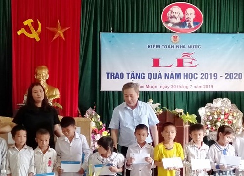 Kiểm toán Nhà nước tặng quà học sinh nghèo ở Quế Phong