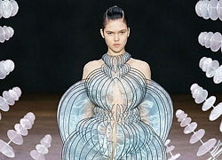 Iris Van Herpen mang chuyển động của gió vào Haute Couture thu đông 2019