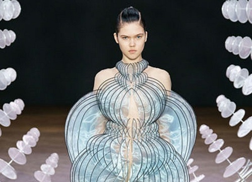 Iris Van Herpen mang chuyển động của gió vào Haute Couture thu đông 2019