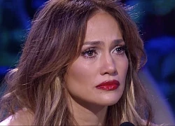 Jennifer Lopez bật khóc ở hậu trường