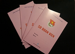 Nghỉ hè rồi vẫn cặm cụi viết và ký hàng chục cuốn sổ Đoàn, "ai khóc nỗi đau này" cho bí thư lớp?