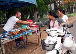 Người đàn ông Đức nổi tiếng Facebook vì giúp vợ bán gà nướng hóa ra là tội phạm buôn bán ma túy, phân phối tài liệu ấu dâm bị Interpol truy nã