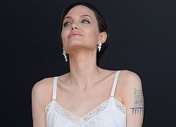 Angelina Jolie mặc váy hai dây thả dáng bên ban công ở Paris