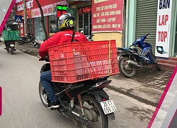 Bị bom hàng, shipper mang đơn hàng về mặc thử