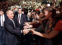 Đang họp với Putin, nữ sinh viên bất ngờ ngất xỉu