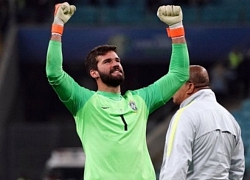 Đi qua mọi giới hạn, Alisson Becker giành 'hattrick' không tưởng