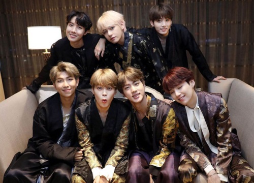 "Fan cuồng không quần" thành nỗi ám ảnh của BTS và fan Kpop: Thuê phòng gần để chụp lén, theo sát không khác gì staff