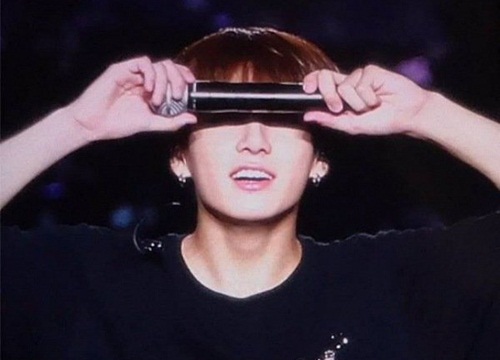 "Golden maknae" Jungkook (BTS): "Anh bé" nhân cách vàng qua những hành động nhỏ ở concert