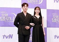 IU và Yeo Jin Goo tình tứ 'hết nấc' ở họp báo 'Hotel Del Luna' khiến fan Hàn phát cuồng