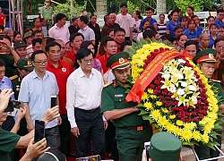 Nguyên Chủ tịch nước Trương Tấn Sang dâng hương tại Nghĩa trang Liệt sĩ Vị Xuyên