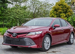 Tháng 6, Toyota Camry kèm 'lạc', Vios giảm nhiệt