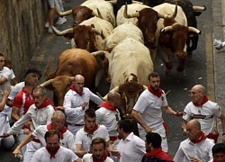 Video: Kinh hoàng cảnh bò tót rượt đuổi người dự lễ hội San Fermin