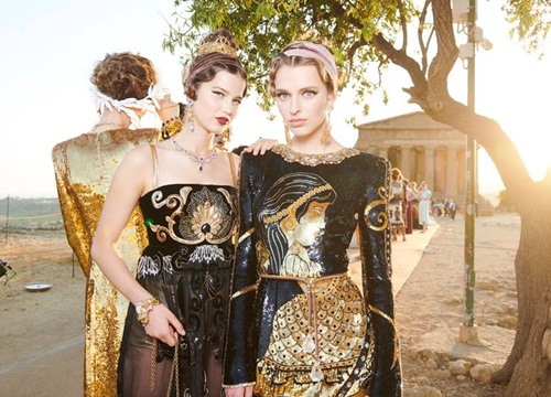 Video: những nữ thần sải cánh trong Dolce & Gabbana Alta Moda 2019