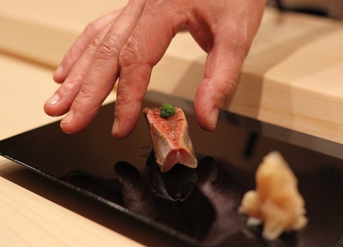 Ăn sushi kiểu omakase tại nhà hàng 3 sao Michelin mà quên những nguyên tắc này, coi như ném 450 USD đi: Đã đến, xin hãy đặt trọn niềm tin nơi đầu bếp!