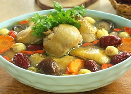 Canh gà hầm hạt sen táo đỏ