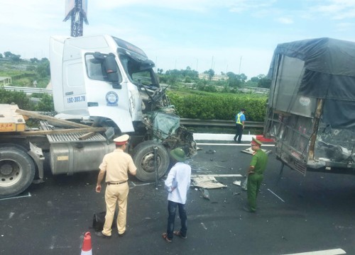 Container đâm đuôi xe tải, cao tốc Pháp Vân - Cầu Giẽ ùn tắc kéo dài