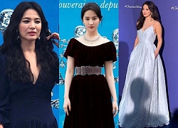 Cuộc đụng độ gây sốt: Song Hye Kyo "đốt mắt" với vòng 1 hờ hững thì Lưu Diệc Phi chỉ dám khoe vai trần gợi cảm