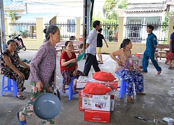 Mua hàng giá rẻ tại nhà văn hóa, hàng trăm người đem trả vì 'kém chất lượng'