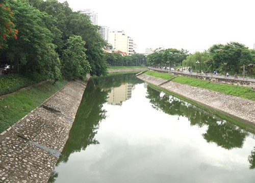 Nóng trên mạng xã hội: Sông Tô Lịch bỗng xanh biếc thơ mộng, chưa nên vội mừng!