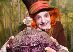 Cosplay tên "bán nón điên" có đôi mắt to tròn Mad Hatter