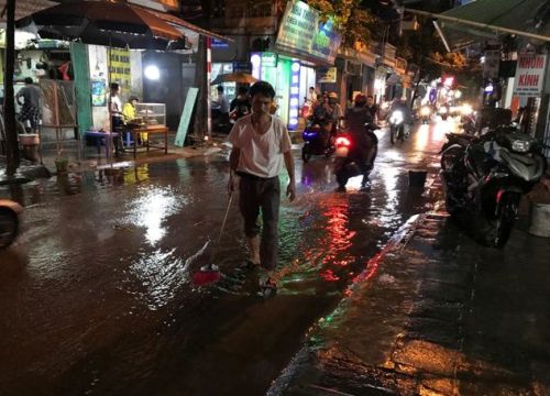 Hà Nội: Mưa lớn kéo dài 30 phút, nhiều tuyến phố ngập úng