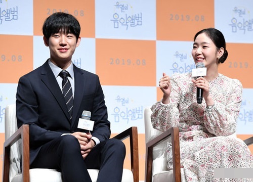 Jung Hae In và Kim Go Eun đẹp xinh tại họp báo phim lãng mạn 'Yoo Yeol's Music Album'