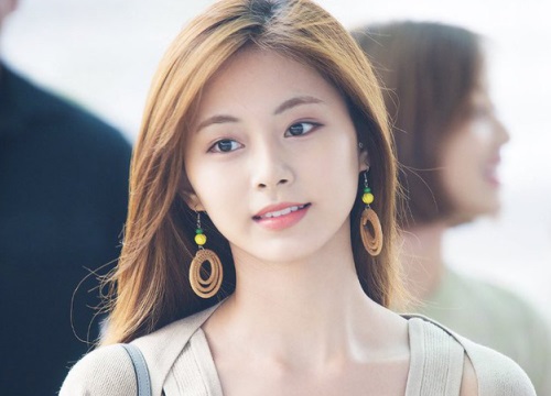 "Nữ thần thế hệ mới" Tzuyu (TWICE) gây choáng với vẻ đẹp xuất thần và biểu cảm của nhân viên sân bay nói lên tất cả