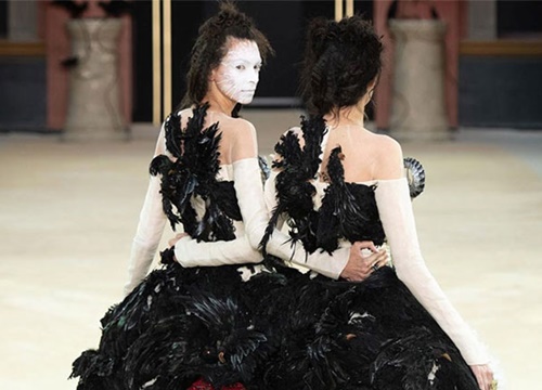 Thế giới siêu thực của Guo Pei Haute Couture thu đông 2019