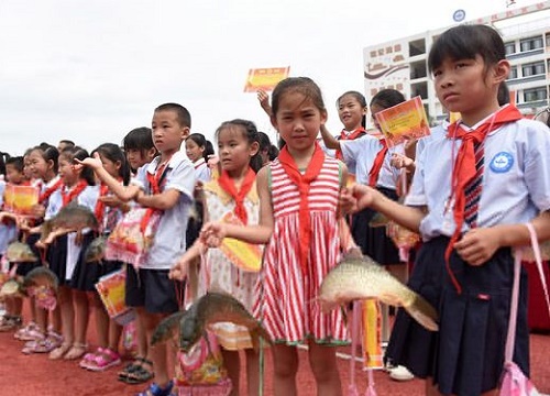 Trường học trao cá chép sống làm phần thưởng cho học sinh xuất sắc gây xôn xao