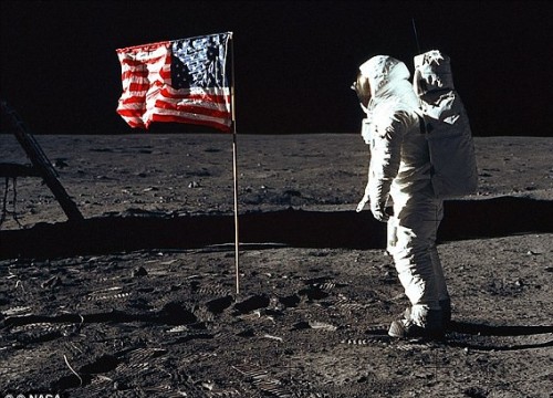 Có bằng chứng Mỹ dàn dựng vụ Apollo 11 đổ bộ lên Mặt trăng?