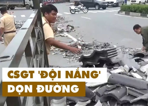 CSGT đội nắng dọn dẹp ngói bê tông giữa ngã tư ở Bình Dương