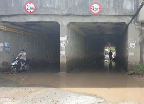 Hàng loạt hầm chui dân sinh trên cao tốc Pháp Vân - Cầu Giẽ bị ngập nước khi trời mưa