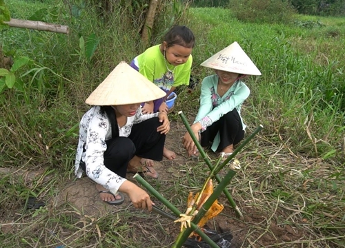 Hôm nay có fan nhí đi theo và làm con Gà Nướng Mật Ong ăn mừng