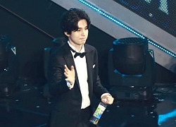 Lee Dong Wook thẫn thờ, gục mặt sau ghế hậu Chung kết "Produce X 101"