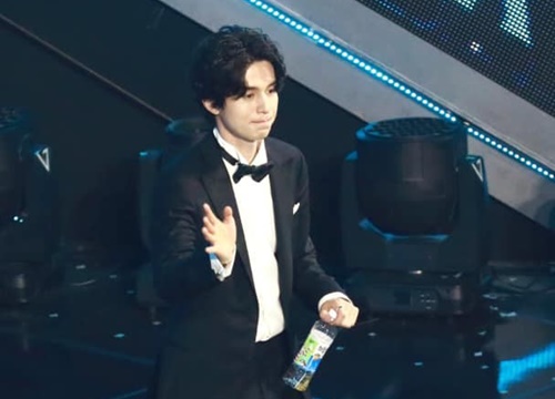 Lee Dong Wook thẫn thờ, gục mặt sau ghế hậu Chung kết "Produce X 101"