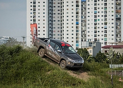 Mãn nhãn với Mitsubishi Triton 'trèo đèo lội suối' giữa lòng Hà Nội