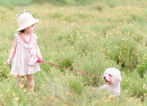 "Thiếu nữ má phính" 2 tuổi lại đốn tim các mẹ bỉm sữa với bộ ảnh xinh xắn đầy hương mùa hè, ngắm là thấy yêu