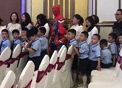 Tin lời con trai không kiểm chứng, hai bố con bỗng chiếm spotlight tại lớp học khi hoá thân thành Spider Man