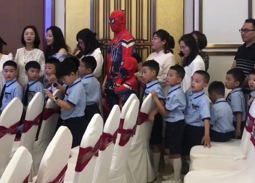 Tin lời con trai không kiểm chứng, hai bố con bỗng chiếm spotlight tại lớp học khi hoá thân thành Spider Man