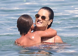 Alessandra Ambrosio thả dáng gợi cảm, vui đùa bên con trai trên biển