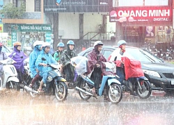 Hà Nội: Ngày nắng nóng, chiều tối có mưa giông kèm lốc gió giật mạnh