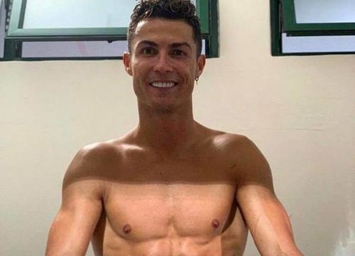 Khoe khoang cơ bắp, Ronaldo bị fan dùng Messi để 'dìm hàng'