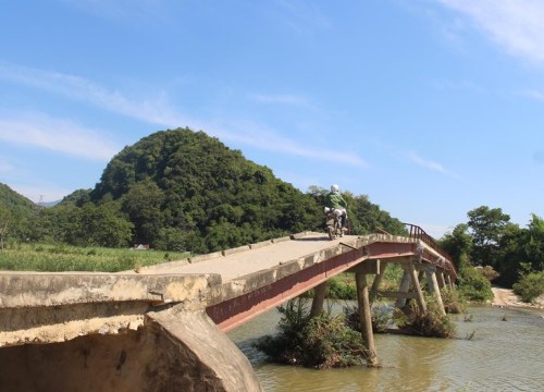 Kinh hãi những cây cầu "tử thần" ở Nghệ An, vừa đi vừa... run