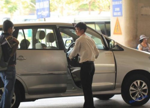 Lộ thông tin, khách đi máy bay lại bị taxi 'khủng bố' tin nhắn