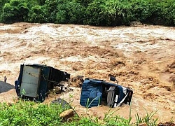 Mưa lũ ùn ùn đổ về Yên Bái, nhấn chìm ô tô, cuốn trôi cầu tạm