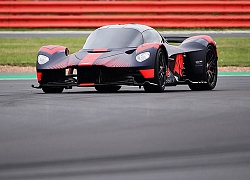 Siêu phẩm Aston Martin Valkyrie chạy thử trên đường đua huyền thoại