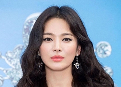 Song Hye Kyo hậu ly hôn chuộng diện váy xẻ sâu, trang điểm đậm