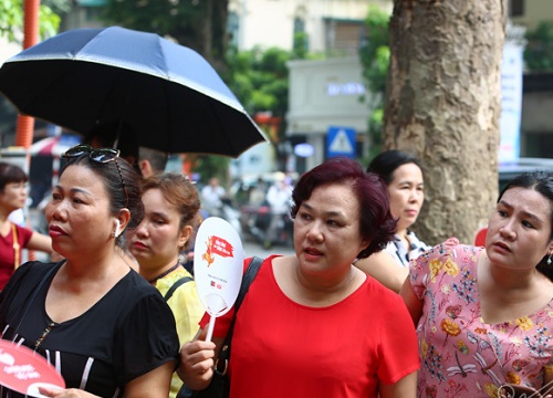 Đưa con đi làm hồ sơ xét tuyển, phụ huynh mang vịt biếu thầy