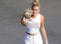 Hailey Baldwin "thả rông" táo bạo khi chụp hình bên bờ biển, khoe trọn body khoẻ khoắn đã khiến Justin mê mệt