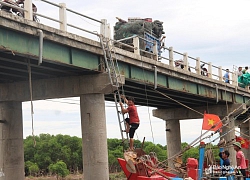 Ngang nhiên biến cầu dân sinh thành bến tập kết tàu thuyền